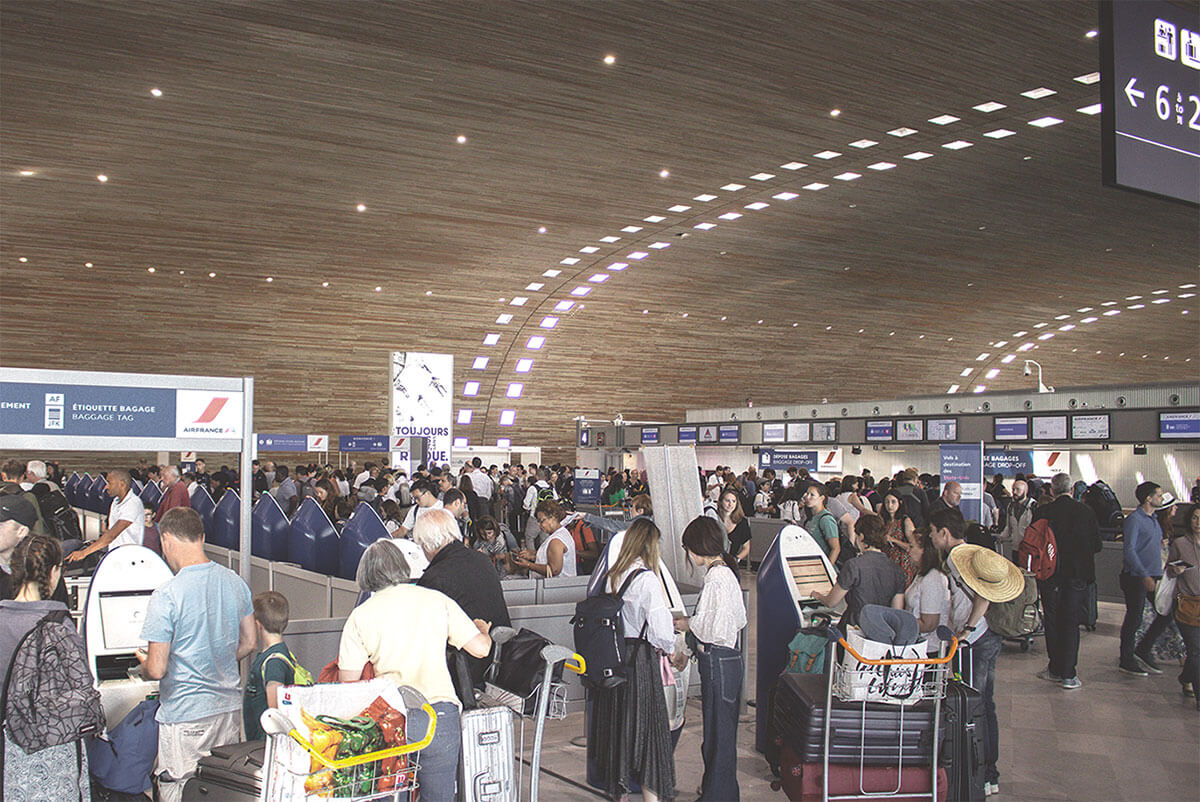 Endlose Warteschlangen am Flughafen, Flug verpasst