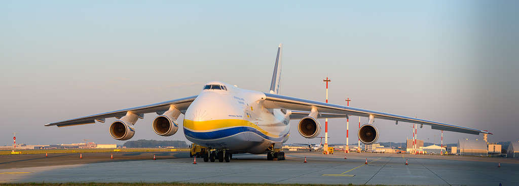 Eine antonov an-124 frachtflugzeug auf dem flughafen blaue donau in linz am morgen.