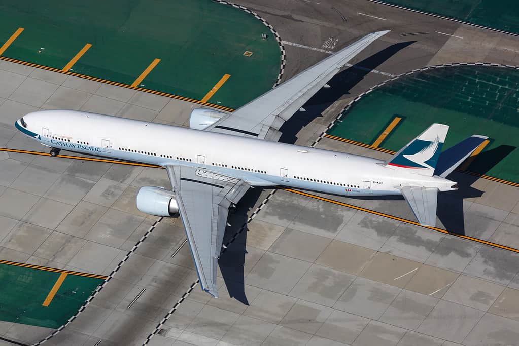 Boeing 777-300 auf einer Landebahn