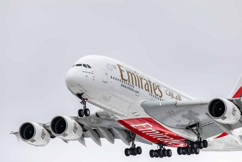 Ein Airbus A380-800 der Emirates gleitet durch den Himmel.