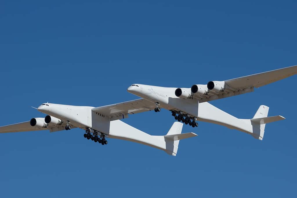 Scaled Composites Model 351 Stratolaunch ("Roc") in der Luft.