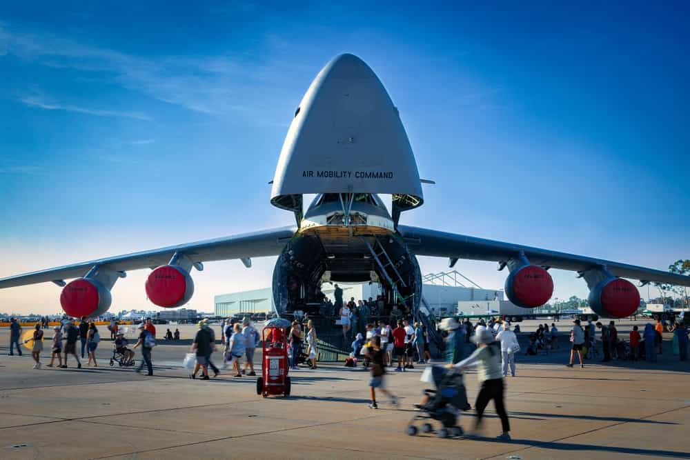 Die Antonow An-225 Mrija, ein riesiges Flugzeug, ruht auf der Rollbahn.